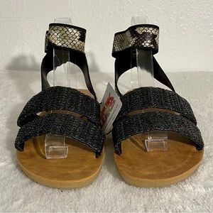 NEW Muk Luks About Me Ankle Strap Sandals Women’s Size 9 Black Snakeskin Print